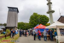 Robert-Kolb-Turm auf der Nordhelle - Oben angekommen. Links der Robert-Kolb-Turm, rechts ein Sendemast. Rund herum zahlreiche kulinarische Stände, Kinderaktionen und weiter hinten links die Bühne. • © ummeteck.de - Silke Schön